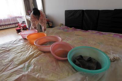 博乐楼上漏水，住户失联，小区没物管，业主维权难！律师来支招……